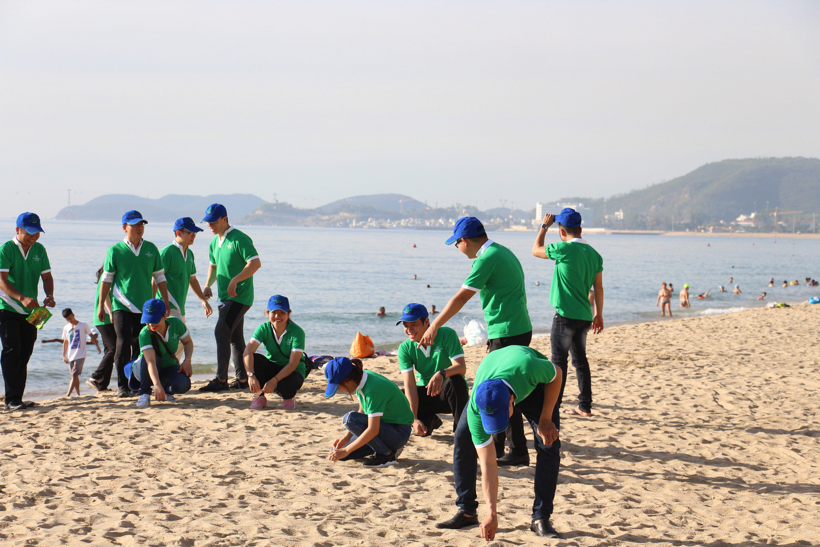 Các tình nguyện viên chung tay thu gom rác thải khu vực bờ biển TP. Nha Trang (đoạn gần Quảng trường 2-4).