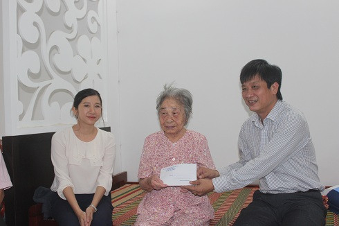 Ông Huỳnh Mộng Giang thăm hỏi, tặng quà bà mẹ Việt Nam anh hùng Võ Thị Thới.