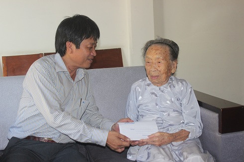Ông Huỳnh Mộng Giang thăm hỏi, tặng bà mẹ Việt Nam anh hùng Bùi Thị Thêm.