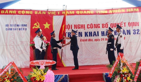 Thiếu tướng Lê Xuân Thanh - Tư lệnh Vùng Cảnh sát biển 3 (đứng giữa) trao Quân kỳ quyết thắng cho Hải đoàn 32.