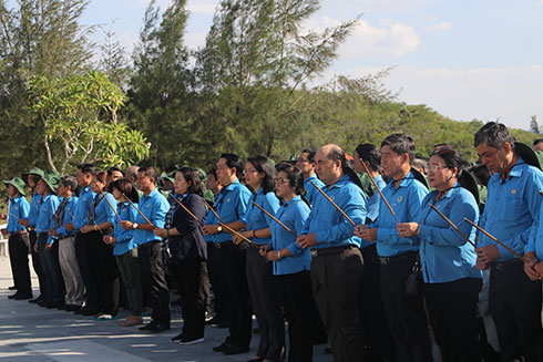 Tặng 100 triệu đồng cho huyện đảo Trường Sa