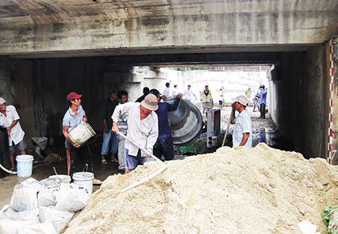 Hội viên, nông dân Vĩnh Lương tham gia tu sửa đường vào khu sản xuất Màng Mang, Dốc Quýt.