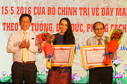 Ông Hồ Văn Mừng trao giải của Ban Tuyên giáo Trung ương cho các tác giả.