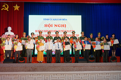 Ông Hồ Văn Mừng và ông Phan Thông trao bằng khen và tặng hoa chúc mừng các cá nhân.