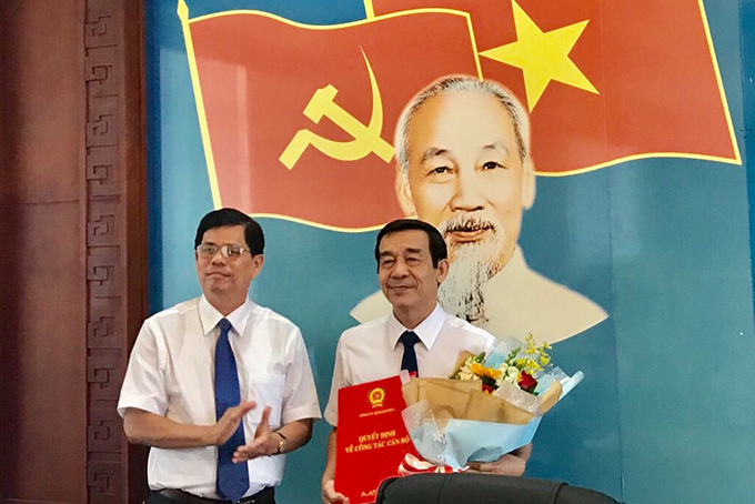 Ông Nguyễn Tấn Tuân - Phó Bí thư Thường trực Tỉnh ủy, Chủ tịch HĐND tỉnh (bên trái) trao quyết định cho ông Nguyễn Thế Sinh