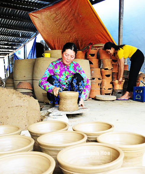 Nhà bà Trần Thị Thu là gia đình cuối cùng còn gắn bó với nghề gốm truyền thống