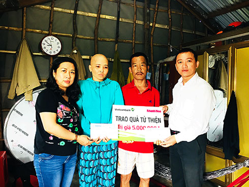 Đại diện Báo Khánh Hòa và Vietcombank Nha Trang trao tiền ủng hộ cho vợ chồng anh Đạt, chị Thùy.