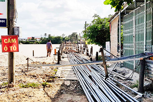 Tạm thời đóng cầu gỗ Phú Kiểng