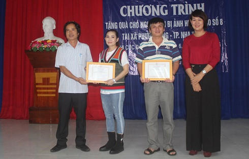 Đại diện Hội Chữ thập đỏ tỉnh Khánh Hòa trao thư cảm ơn các chi cục đăng kiểm đã hỗ trợ người dân.
