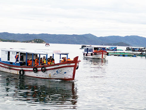 Các tàu chở khách ở bến tàu Đầm Môn (Vạn Ninh).