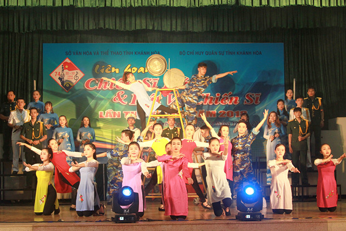 Tiết mục chào mừng lễ khai mạc do các diễn viên Trung tâm Văn hóa tỉnh Khánh Hòa thực hiện.