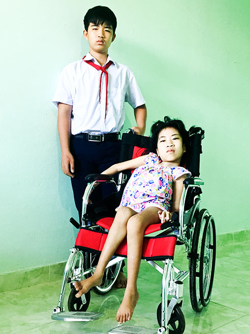 Em Phan Nhật Trường  và em gái bị liệt  toàn thân.