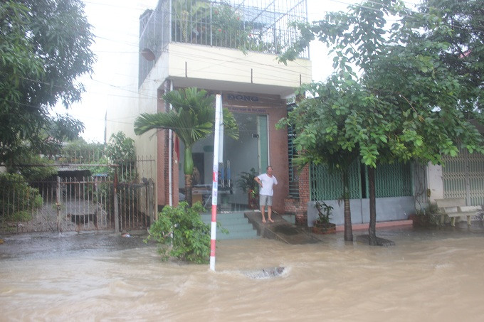 Ngập nước nên những hộ dân bên cạnh đường cũng bị ảnh hưởng.