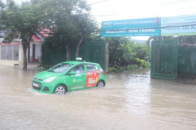 Nước ngập cũng tràn vào một số doanh nghiệp bên cạnh đường.