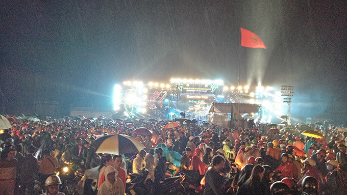 Hàng nghìn khán giả đã đội mưa để theo dõi đêm nhạc. 