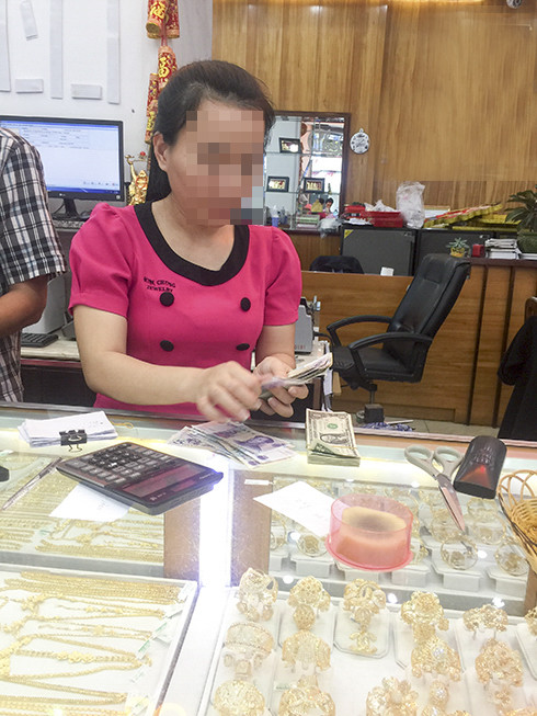 Việc mua bán ngoại tệ tại các tiệm vàng trên địa bàn TP. Nha Trang khá dễ dàng.