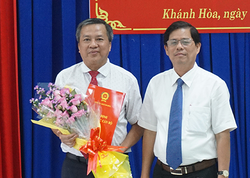 Ông Nguyễn Tấn Tuân (bên phải) trao quyết định cho ông Trần Xuân Lãm