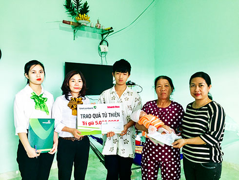 Đại diện Báo Khánh Hòa và Vietcombank Nha Trang trao tiền ủng hộ cho  gia đình em Phan Nhật Trường