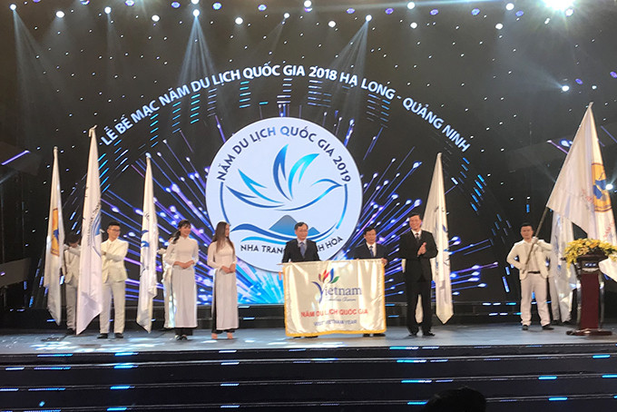 Nghi thức trao cờ luân lưu tổ chức Năm Du lịch quốc gia 2019 cho tỉnh Khánh Hòa. 
