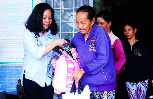Bà Thái Thị Lệ Hằng - Phó Tổng biên tập Báo Khánh Hòa trao quà  từ thiện cho người dân xã Phước Đồng.