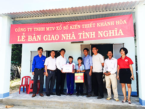 3 chị em My, Thái, Hiếu được Công ty Xổ số Kiến thiết Khánh Hòa trao tặng nhà mới.