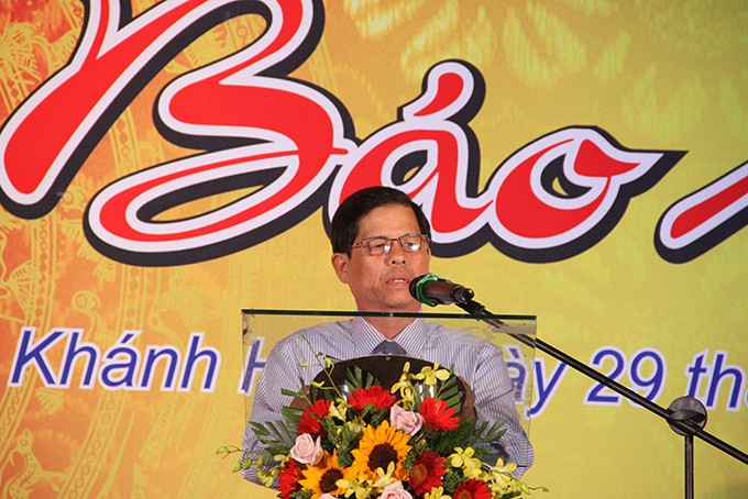 Ông Nguyễn Tấn Tuân phát biểu tại lễ khai mạc Hội Báo Xuân. 