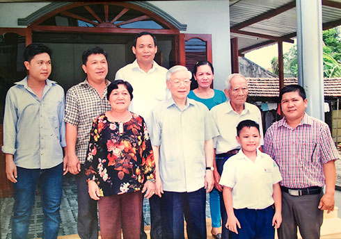 Tổng Bí thư Nguyễn Phú Trọng đến thăm gia đình cụ Nguyễn Ngọc Sung năm 2016. 