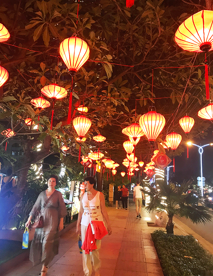 Du khách đi dạo dưới những ngọn đèn lồng