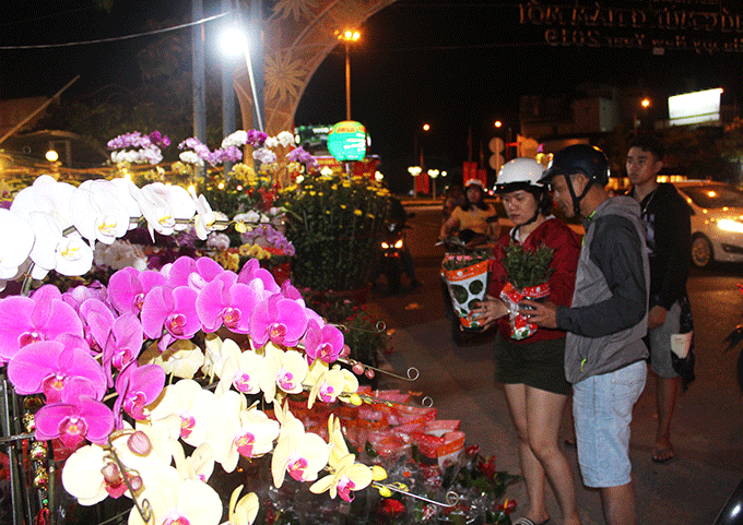 Không khí mua bán hoa Tết rất tấp  nập vào buổi tối.
