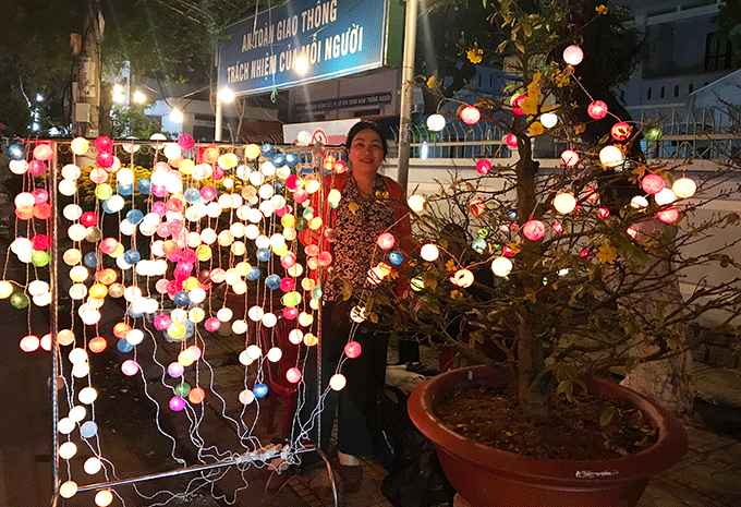Một người bán đèn trang trí trên đường phố.