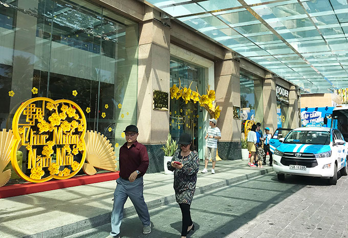 Khách sạn Diamond Bay và Trung tâm thương mại Nha Trang Center rực rỡ với sắc vàng.