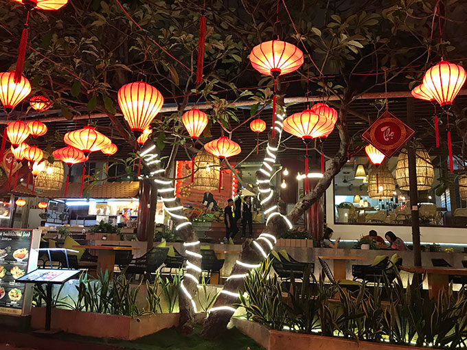 Một khách sạn trên đường Trần Phú trang trí đèn lồng rực rỡ.