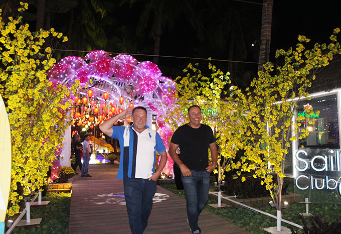 Franky and Johny, 2 du khách người Úc lần đầu tiên đến Việt Nam trong dịp Tết cổ truyền chia sẻ rất thích không khí Tết ở Nha Trang. Thành phố và các điểm vui chơi trang hoàng rất đẹp mắt, ấn tượng.