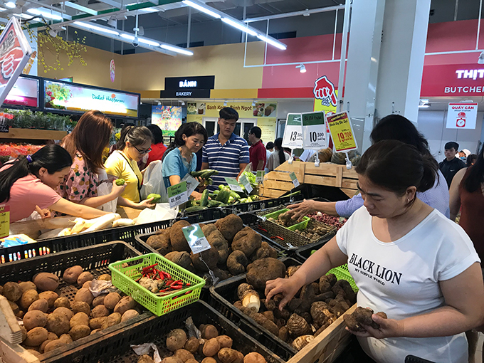 Quầy rau củ quả của siêu thị Big C luôn đông khách, Một số khách hàng cho biết cận Tết, nông sản trong siêu thị bán giá bình ổn hơn chợ truyền thống.