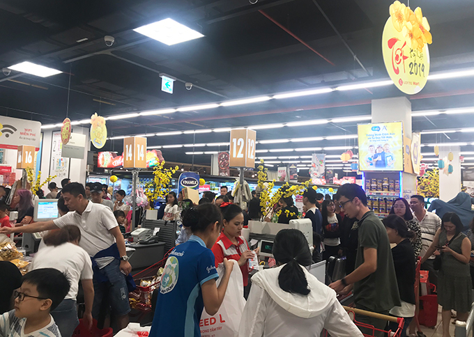 22 giờ đêm, nhiều người vẫn miệt mài mua sắm tại siêu thị Lotte.