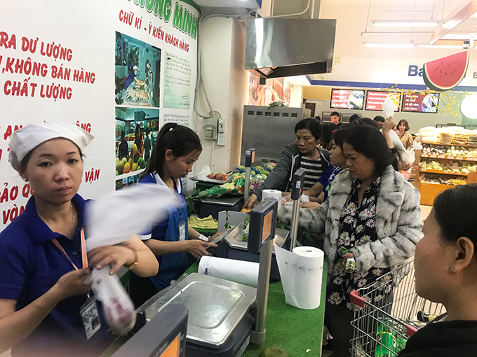 Tại siêu thị Co.opmart Nha Trang, nông sản cũng bán rất chạy. Các nhân viên cân làm việc liên tục.