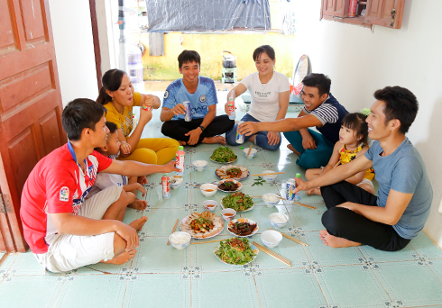 Bữa tiệc tất niên ở một gia đình tại đảo Song Tử Tây