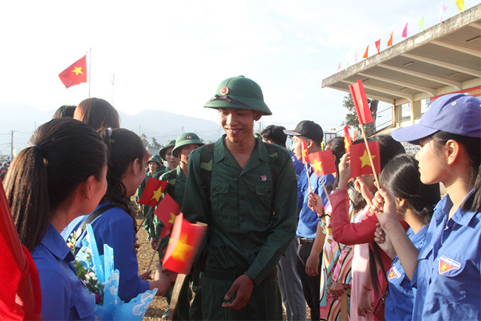 Thanh niên huyện Diên Khánh hăng hái lên đường nhập ngũ. 