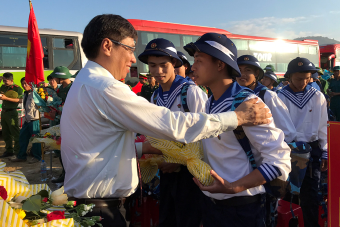 Ông Lê Đức Vinh động viên các thanh niên chuẩn bị lên đường nhập ngũ đợt này ở thị xã Ninh Hòa.