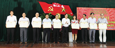 Đồng chí Nguyễn Tấn Tuân trao bằng khen cho các tập thể xuất sắc.