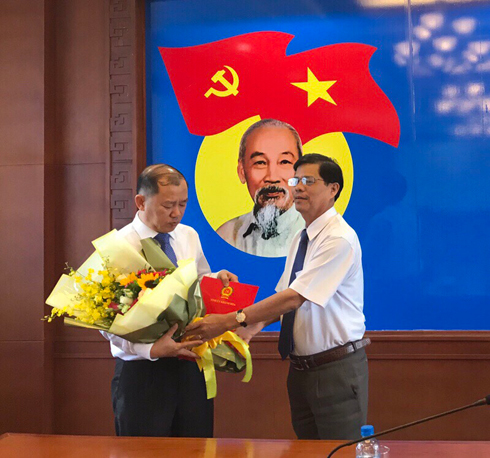 Ông Nguyễn Tấn Tuân (phải) trao quyết định cho ông Nguyễn Anh Tuấn