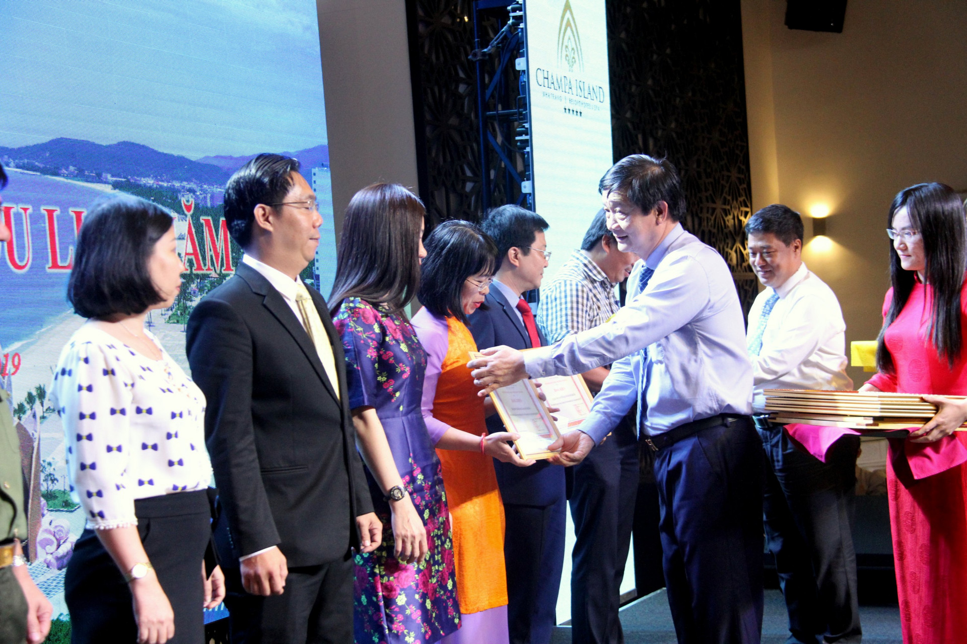 Ông Trần Sơn Hải trao bằng khen của Bộ Văn hóa - Thể thao và Du lịch cho các tập thể, cá nhân có thành tích xuất sắc trong năm 2018