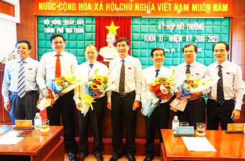 Lãnh đạo HĐND TP. Nha Trang tặng hoa chúc mừng.