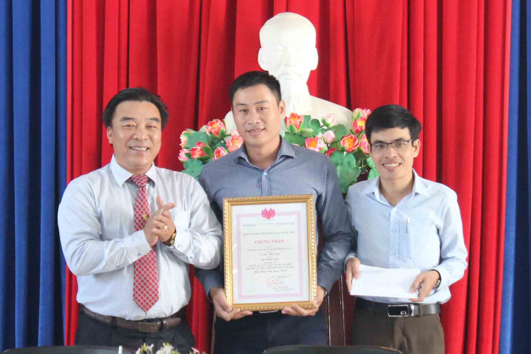 Thừa ủy quyền của Hội Nhà báo Việt Nam, đại diện Hội Nhà báo tỉnh  trao giải A cho 2 tác giả của Báo Khánh Hòa.