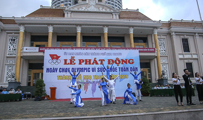 Quang cảnh buổi lễ phát động ngày chạy Olympic toàn dân tại Nha Trang.