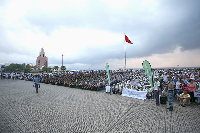Hàng nghìn người từ các cơ quan, đơn vi, lực lượng tham gia buổi phát động.