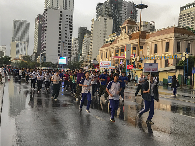 Đông đảo lực lượng học sinh, sinh viên và người dân thành phố cùng tham gia chạy.