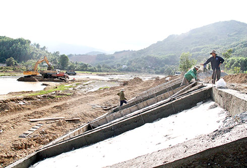Dự án kè bảo vệ sông Tô Hạp đoạn qua thị trấn Tô Hạp và xã Sơn Hiệp đang được khẩn trương thi công.