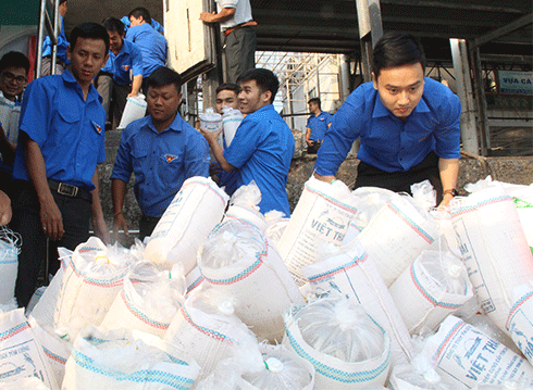 Đoàn viên thuộc Đoàn Khối các cơ quan tỉnh Khánh Hòa đưa con giống thủy sản lên tàu