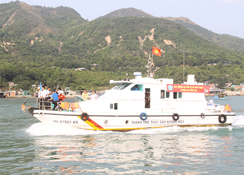 Tàu Thanh tra thủy sản Khánh Hòa đưa các thành viên ra khu vực Đầm Bấy để thả giống thủy sản
